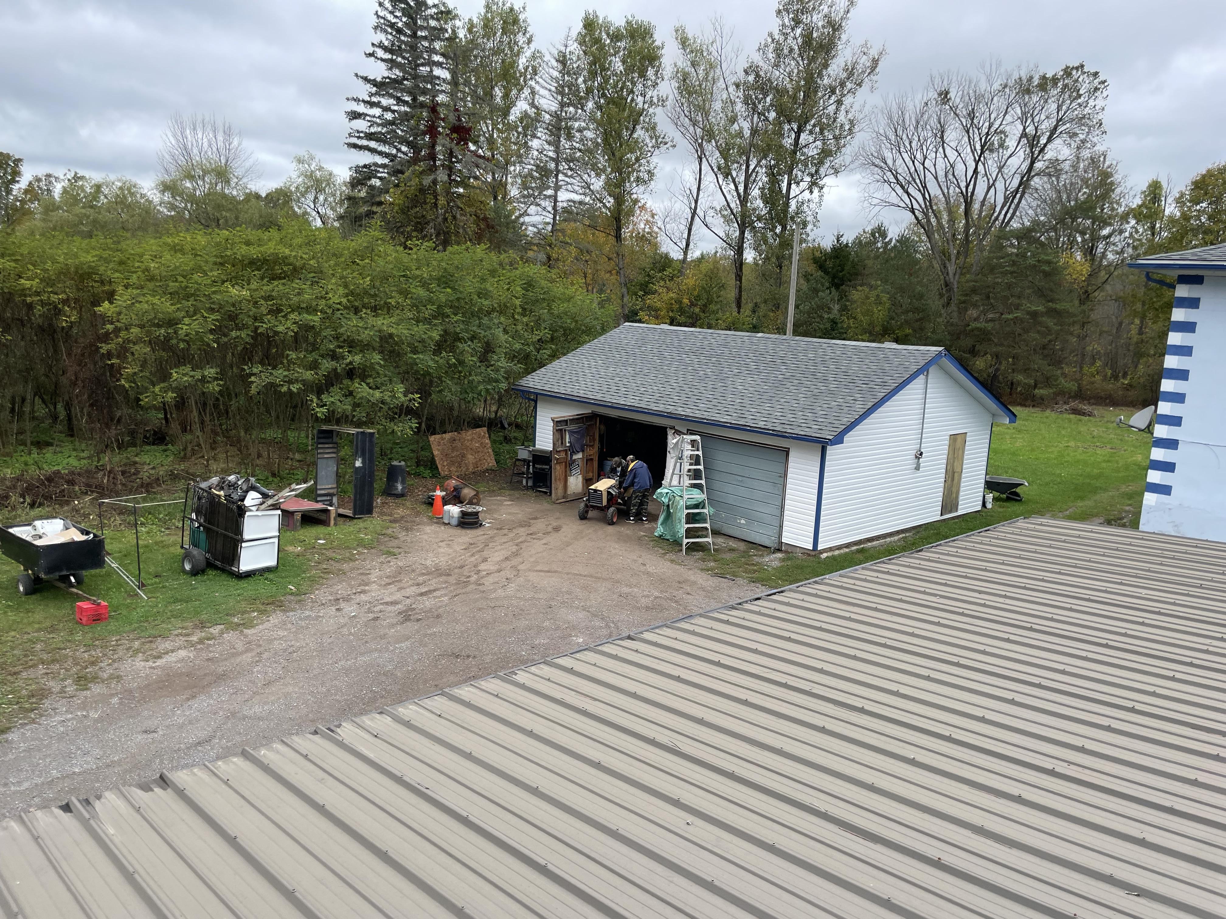 Garage with 2 car ports